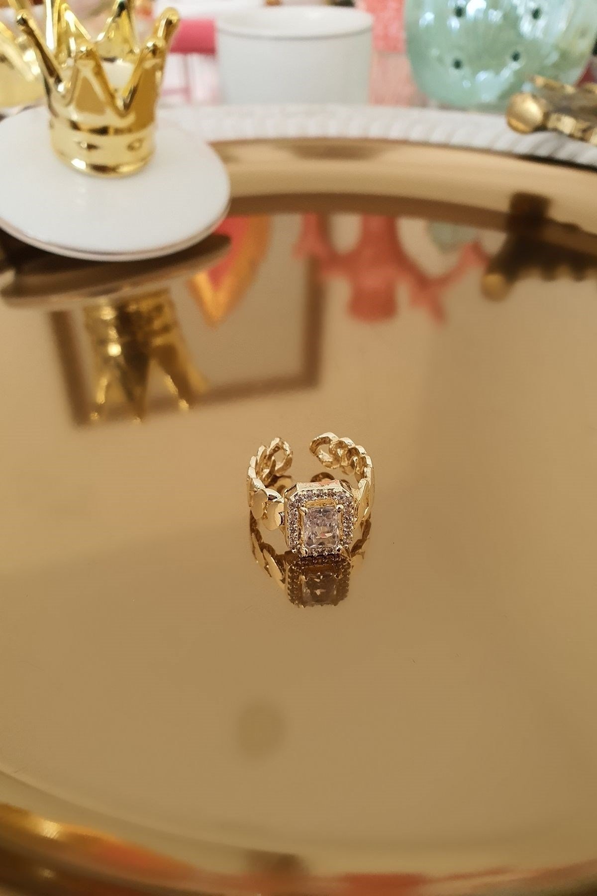 Zincir Detaylı Baget Kare Tektaş Yüzük Gold