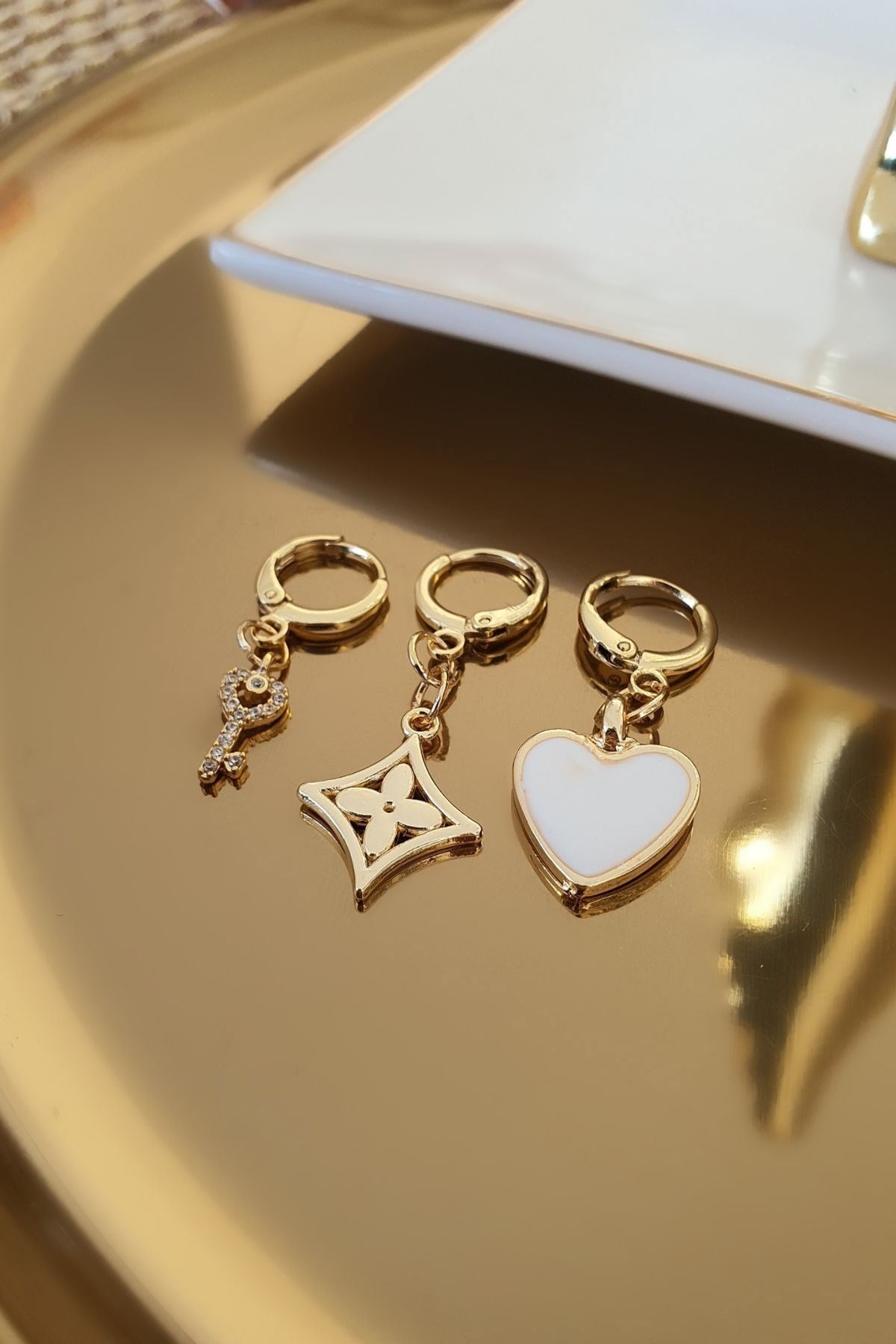 Zirkon Taşlı Anahtar, Beyaz Kalp, Yonca Sallantılı Set Küpe Gold
