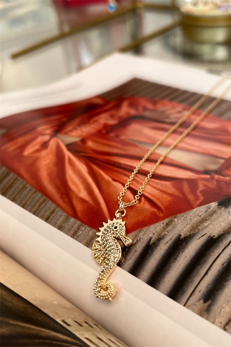 Zirkon Taşlı Deniz Atı Model Kolye Gold