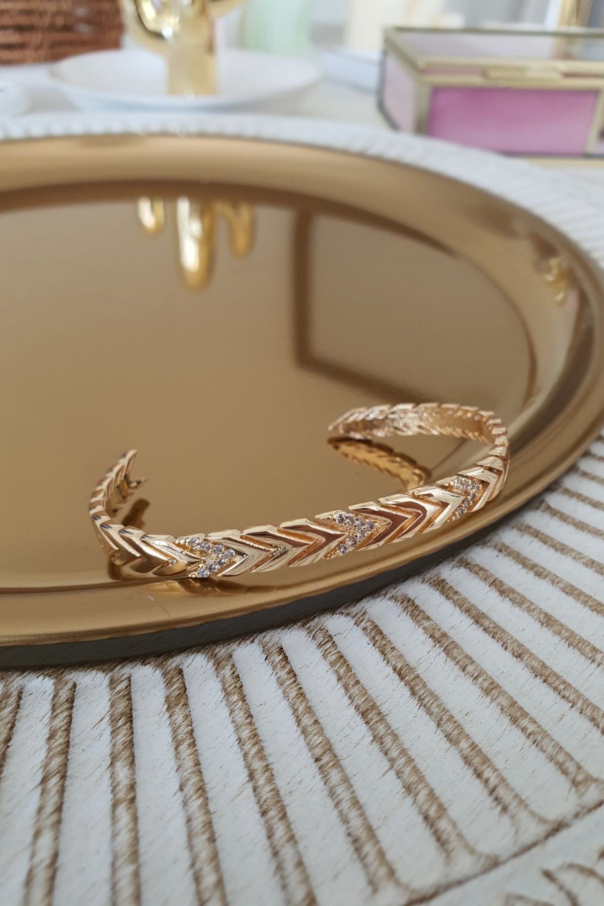 Zirkon Taşlı V Model İnce Altı Açık Kelepçe Gold