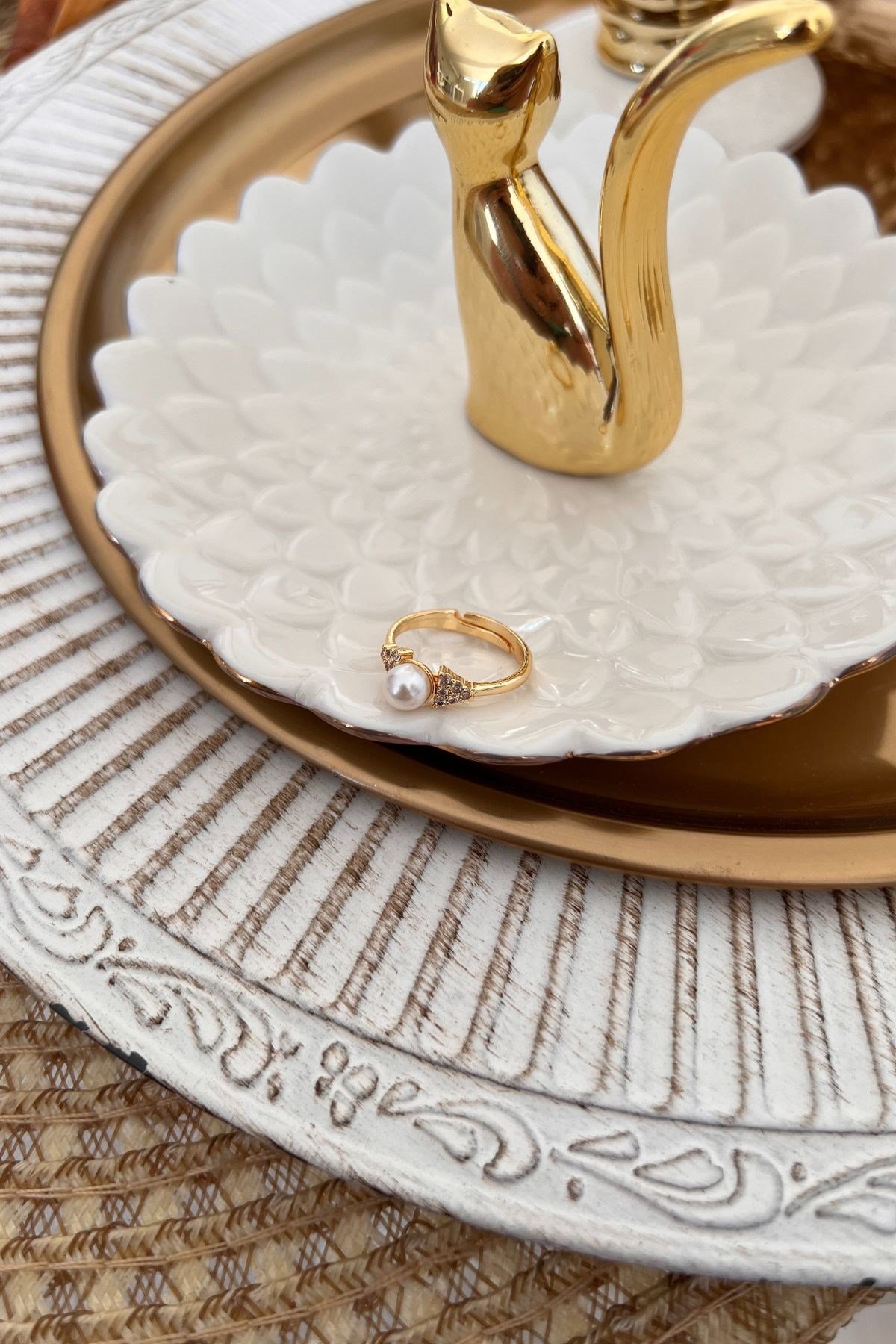 Zirkon Taşlı ve İnci Model Zarif Yüzük Gold