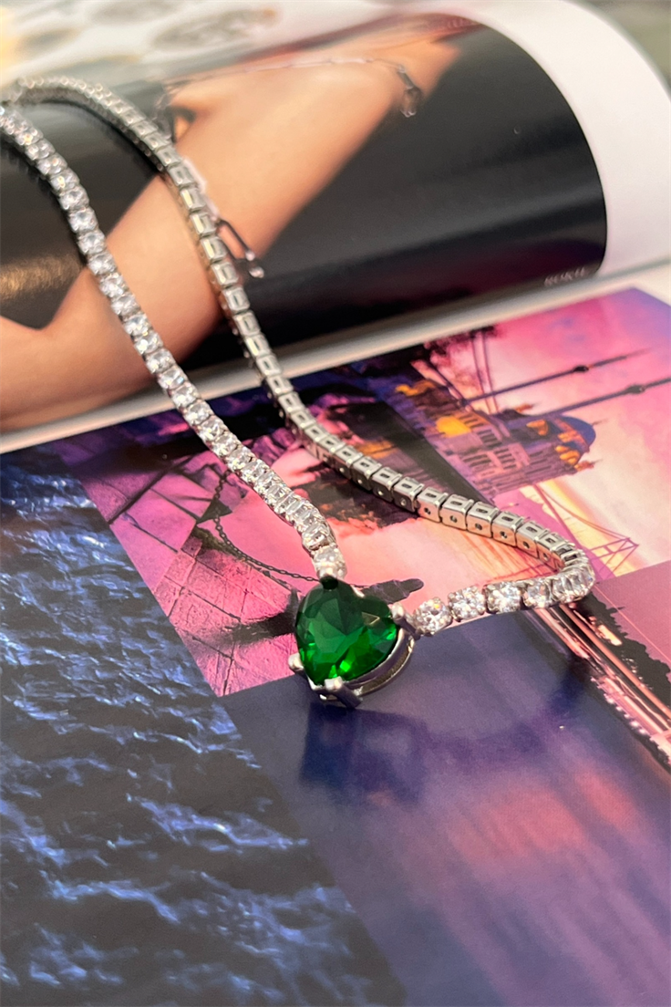 Zümrüt Renk Zirkon Taş Kalp Detaylı Suyolu Kolye Gold