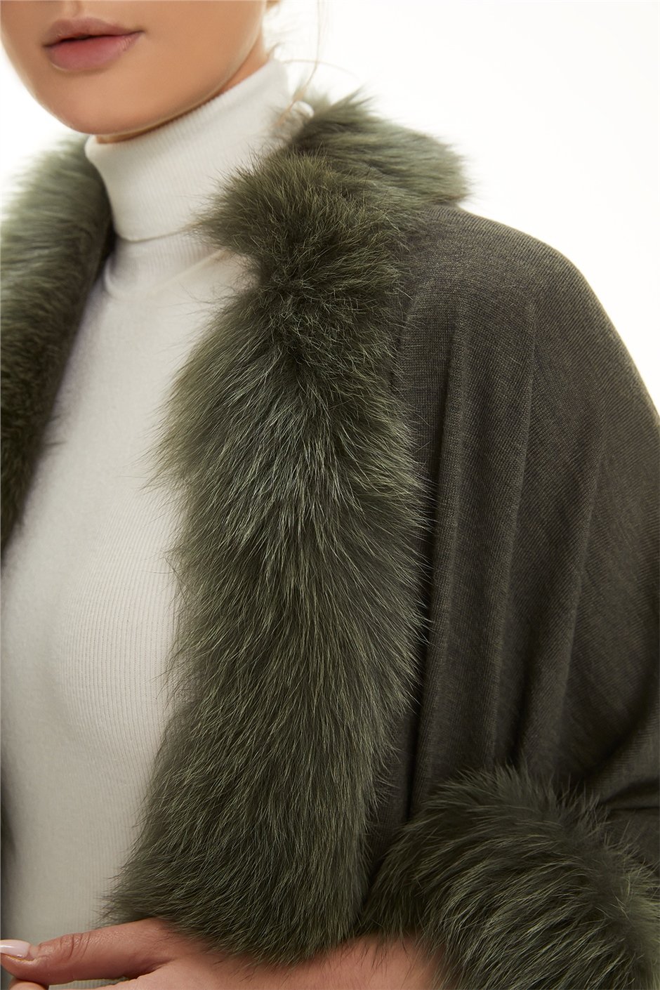 Shaky Women's Knitted Scarf with Fox trimming