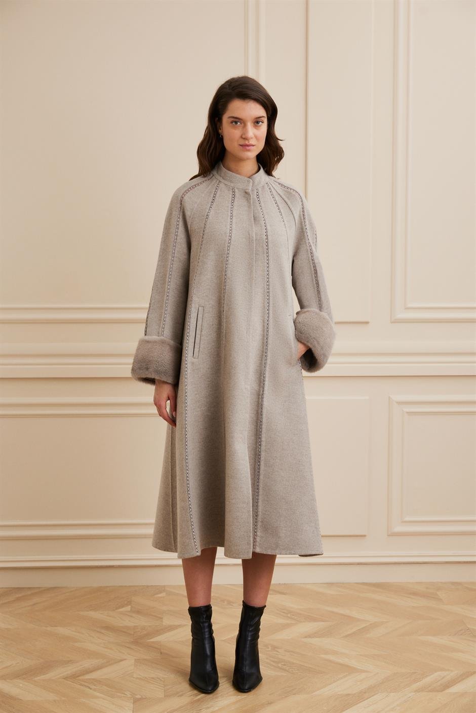 Shaky Women's Loro Piana 97% Wool 3% Cashmere Coat with Mink trimming Beige