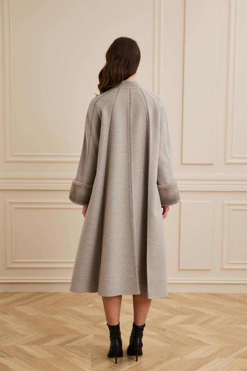 Shaky Women's Loro Piana 97% Wool 3% Cashmere Coat with Mink trimming Beige