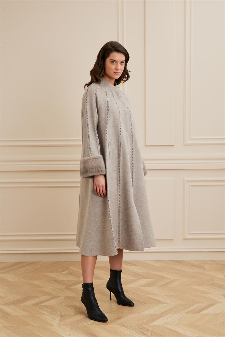 Shaky Women's Loro Piana 97% Wool 3% Cashmere Coat with Mink trimming Beige
