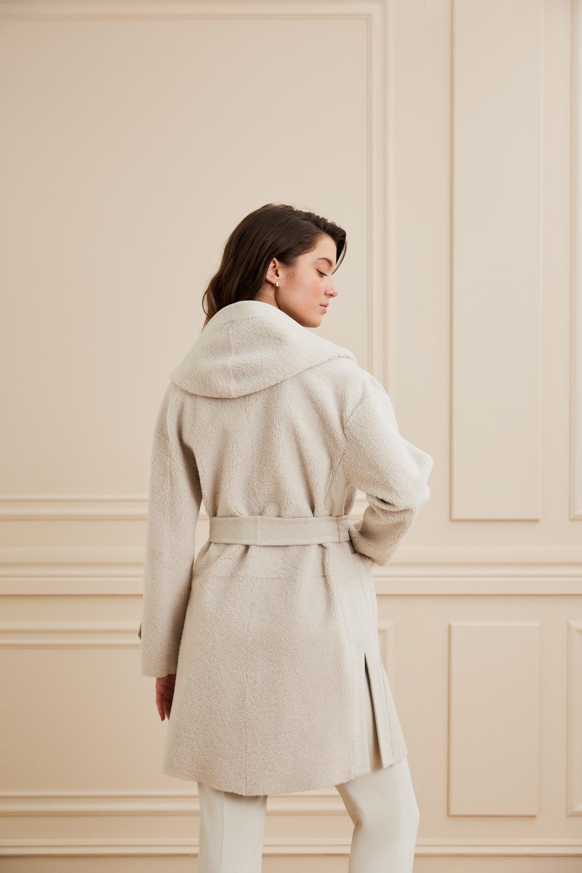 Shaky Women's Shearling Short Coat With Loro Piana 90% Wool 10% Cashmere Fabric Trimming Beige