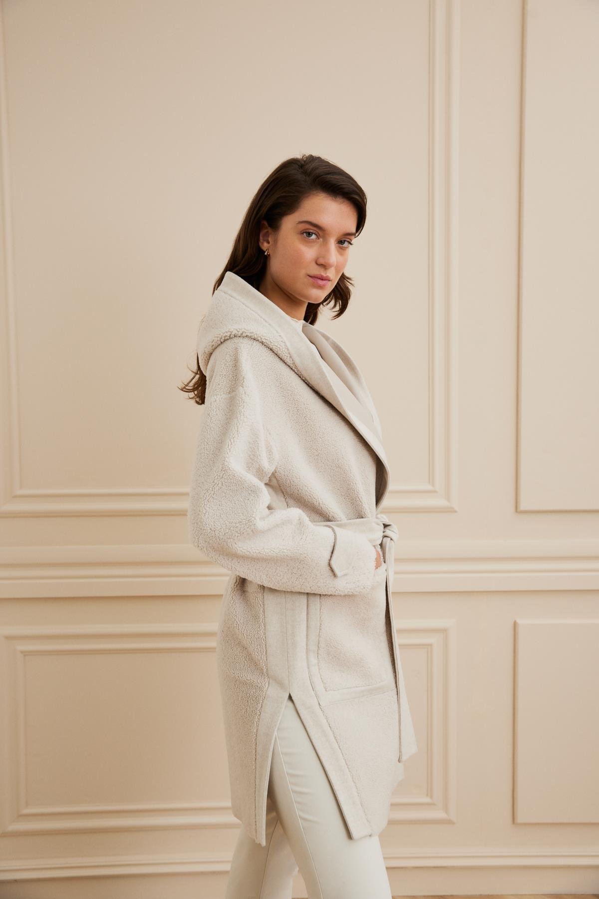 Shaky Women's Shearling Short Coat With Loro Piana 90% Wool 10% Cashmere Fabric Trimming Beige