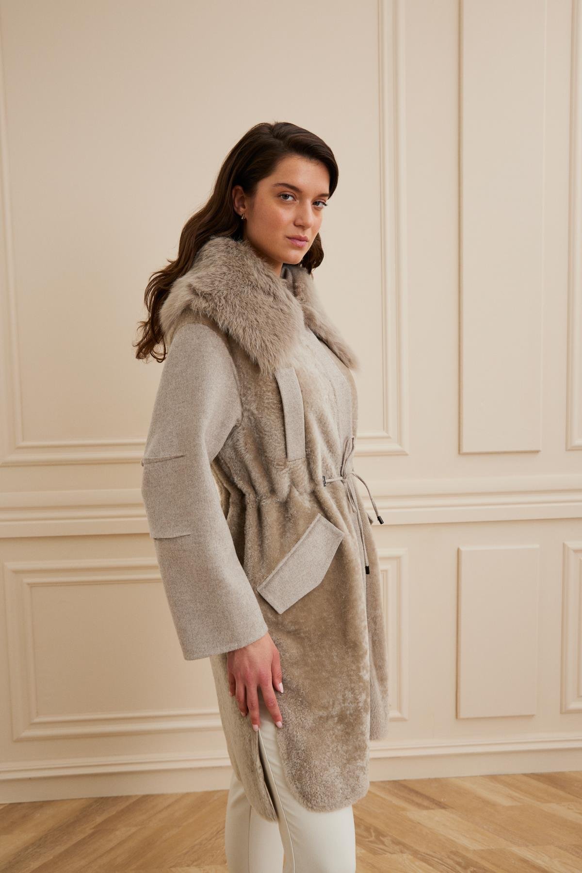 Shaky Women's Shearling Short Coat With Loro Piana 93% Wool 7% Cashmere Fabric Trimming Dirtmid Taupe