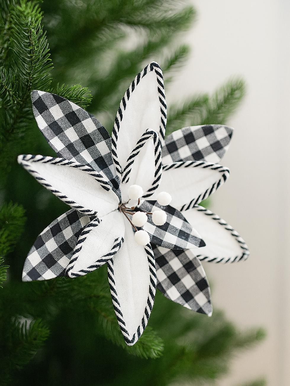 Yılbaşı Ağaç Süsü Ponsetya Atatürk Çiçeği Pötikare Desenli Beyaz 30 cm