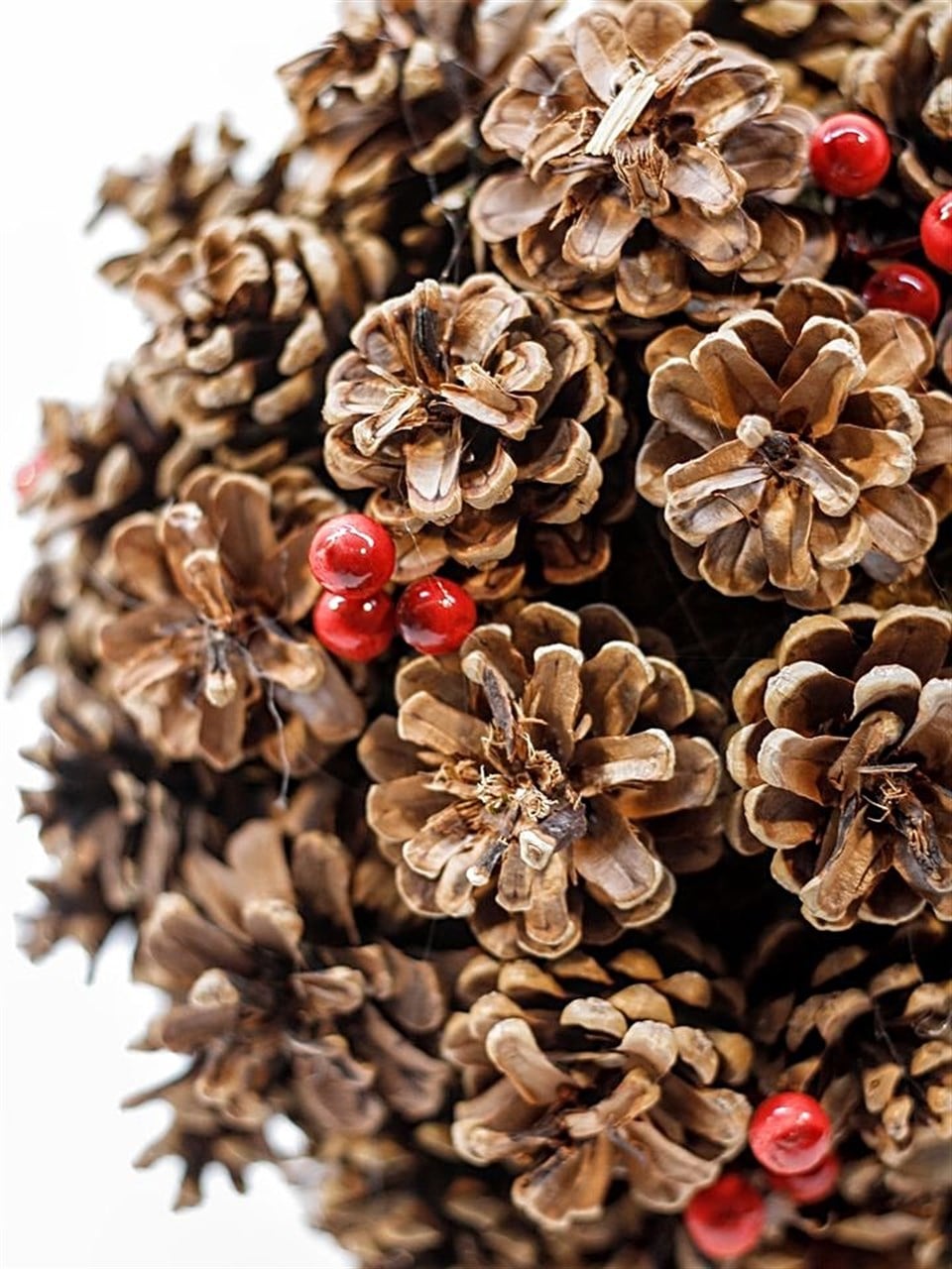 Yılbaşı Natürel Kozalak Top Berry'li 25 Cm