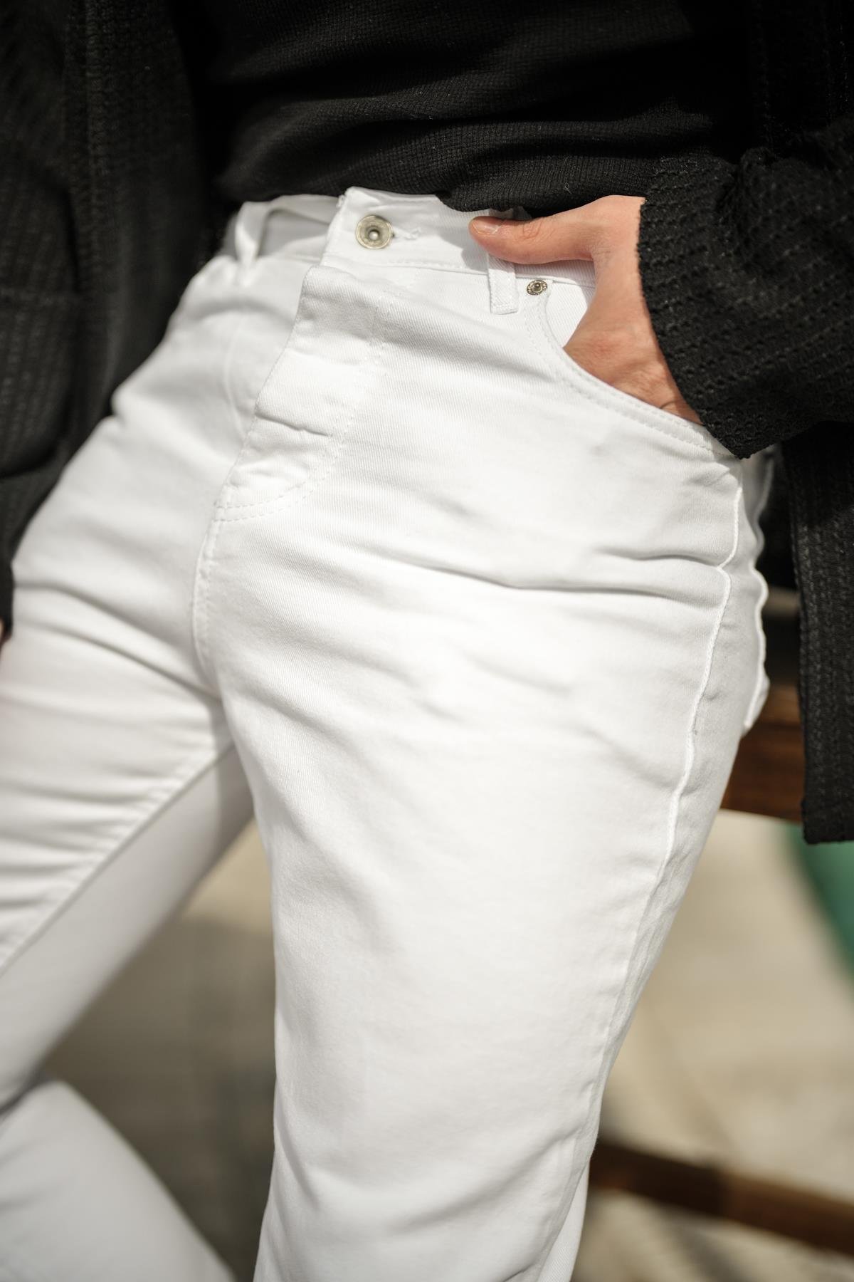 St. Louis Mom Jean Beyaz