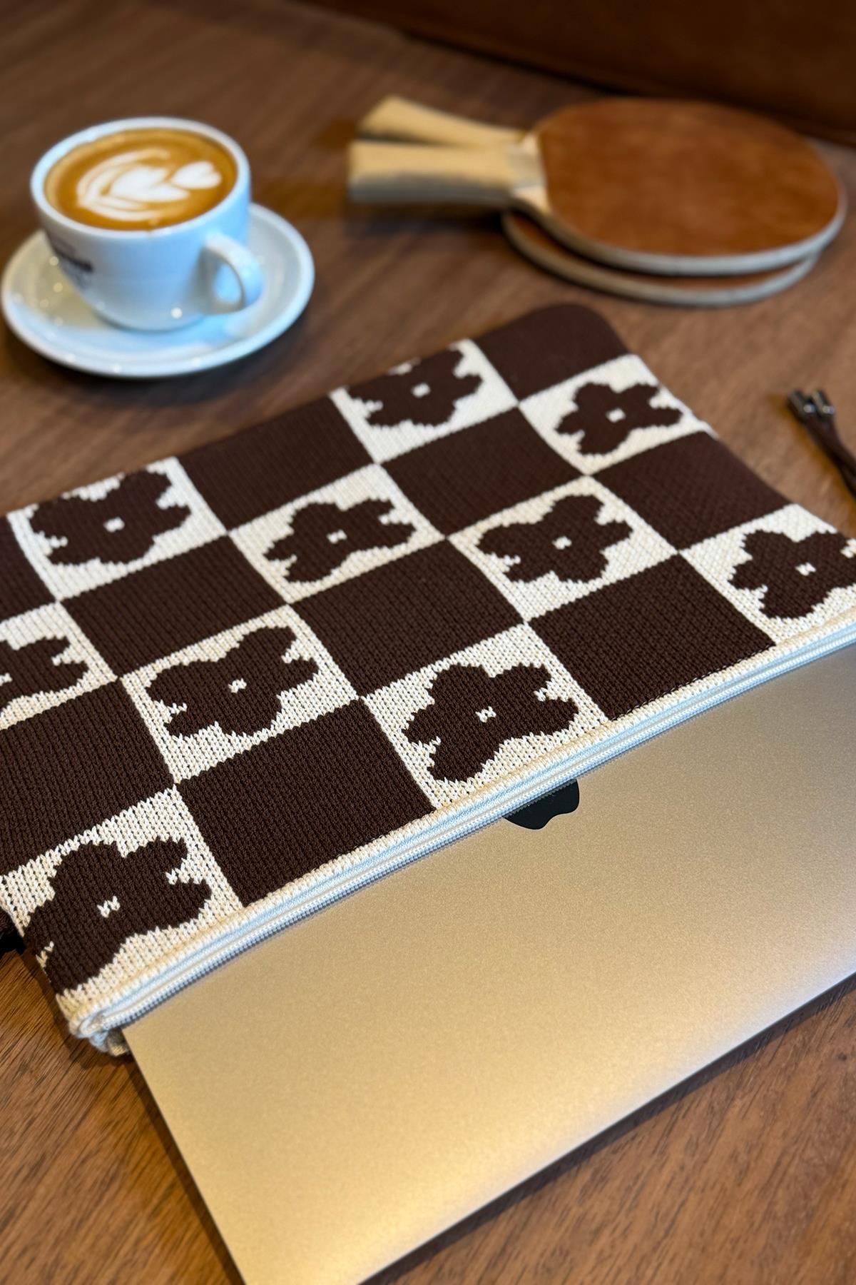 Chuba Çiçek Desenli Aksesuarlı Triko Laptop & Macbook & Tablet Kılıfı 13”-14” Inç Uyumlu Kahve-Vanilya CHAX819