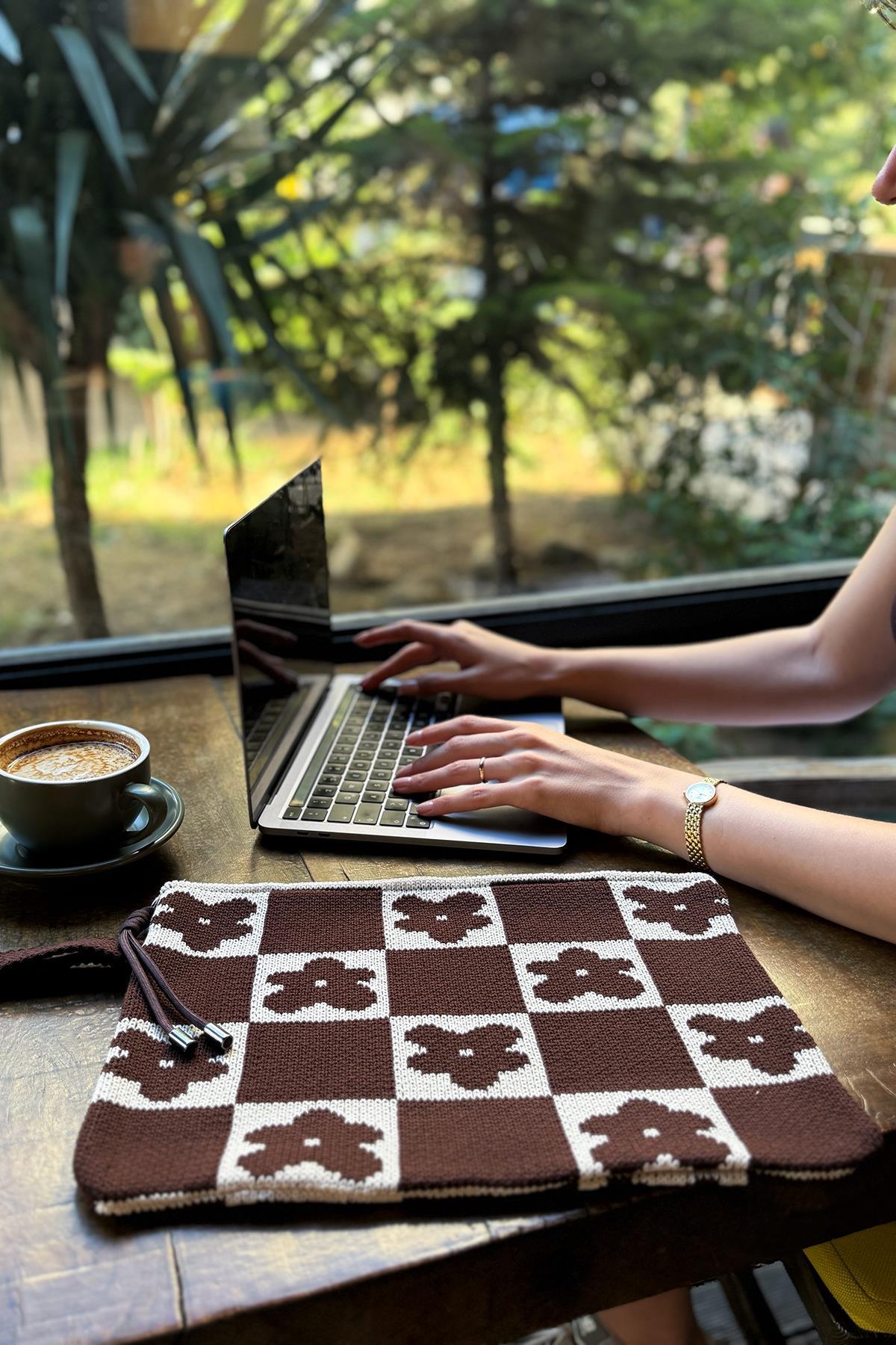 Chuba Çiçek Desenli Aksesuarlı Triko Laptop & Macbook & Tablet Kılıfı 13”-14” Inç Uyumlu Kahve-Vanilya CHAX819