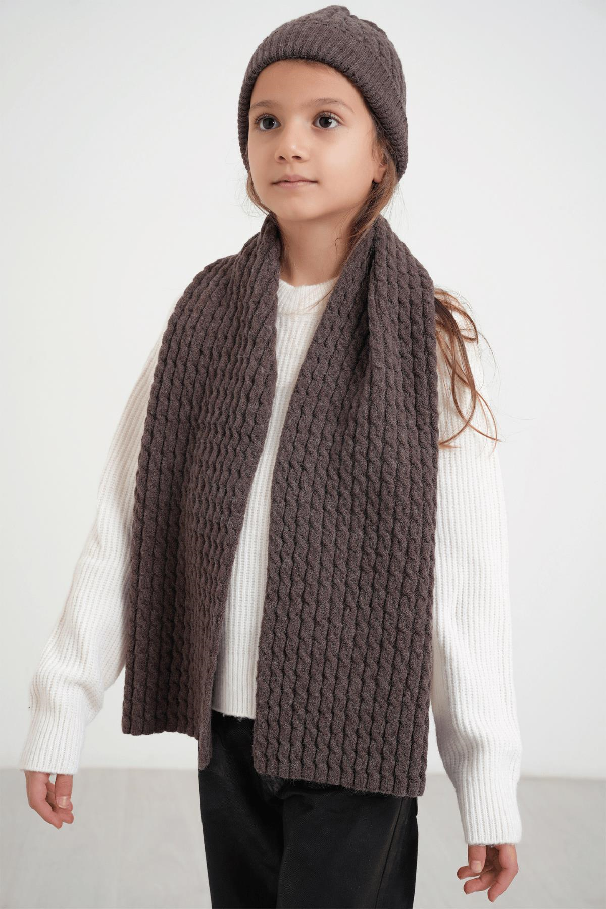 Chuba Çocuk Saç Örgü Yumuşak Tuşe Triko Atkı Bere Takımı 7-9 & 10-12 Yaş Koyu Kahve CHKIDS103