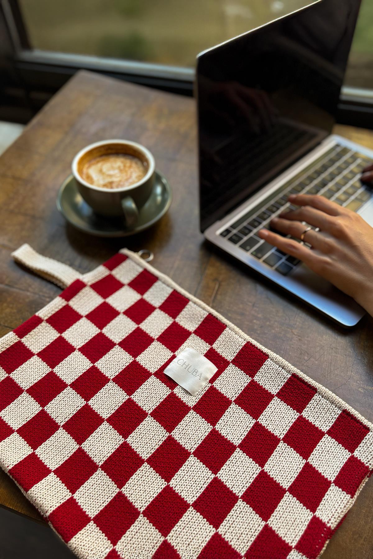 Chuba Dama Desenli Triko Laptop & Macbook & Tablet Kılıfı 13”-14” Inç Uyumlu Kırmızı-Vanilya CHAX822