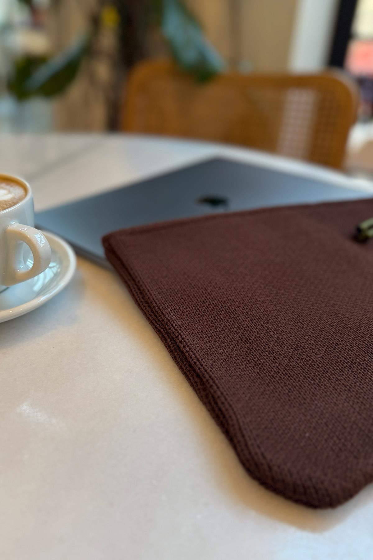 Chuba Dokulu Triko Aksesuarlı Laptop & Macbook & Tablet Kılıfı 13”-14” Inç Uyumlu Kahve CHAX823