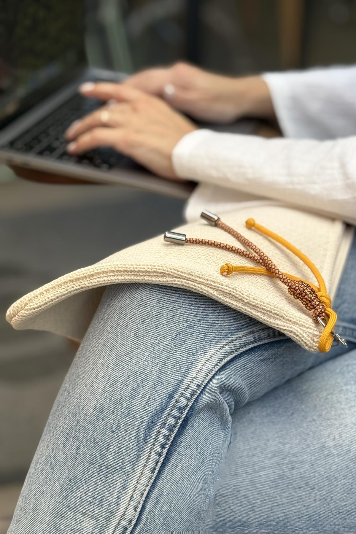 Chuba Dokulu Triko Aksesuarlı Laptop & Macbook & Tablet Kılıfı 13”-14” Inç Uyumlu Vanilya CHAX823