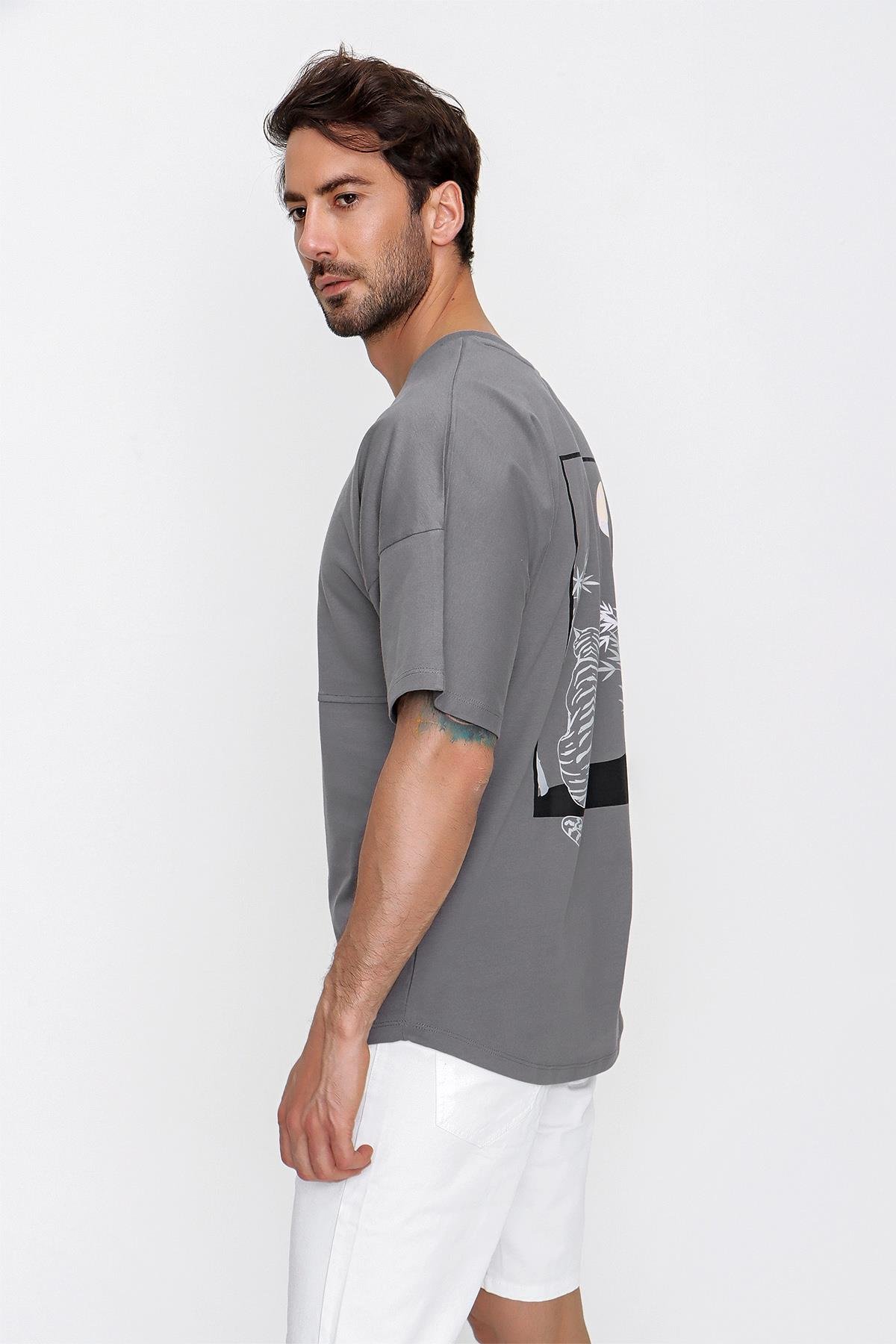 Chuba Erkek Loose Fit Spor Kesim Pano Baskılı T-Shirt Füme 22SM253