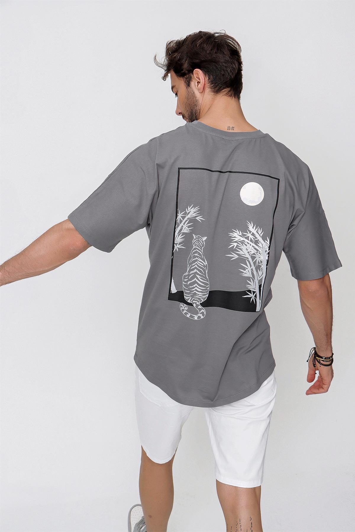 Chuba Erkek Loose Fit Spor Kesim Pano Baskılı T-Shirt Füme 22SM253
