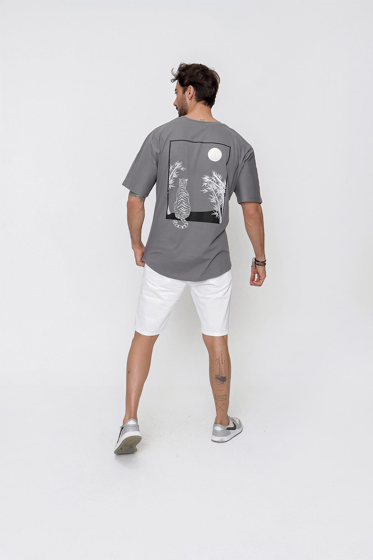 Chuba Erkek Loose Fit Spor Kesim Pano Baskılı T-Shirt Füme 22SM253