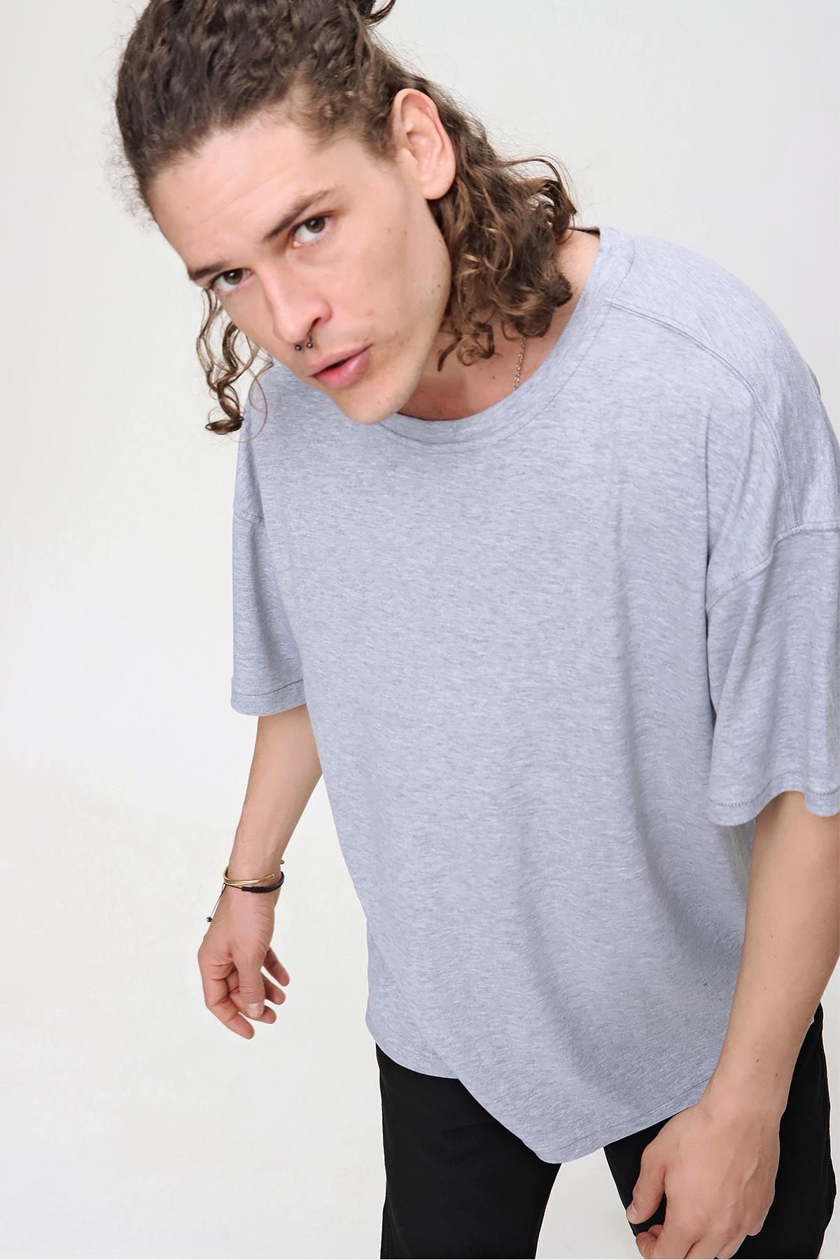 Chuba Erkek Premium Bisiklet Yaka Dokulu Oversize Yırtmaç Detaylı T-Shirt 21S104