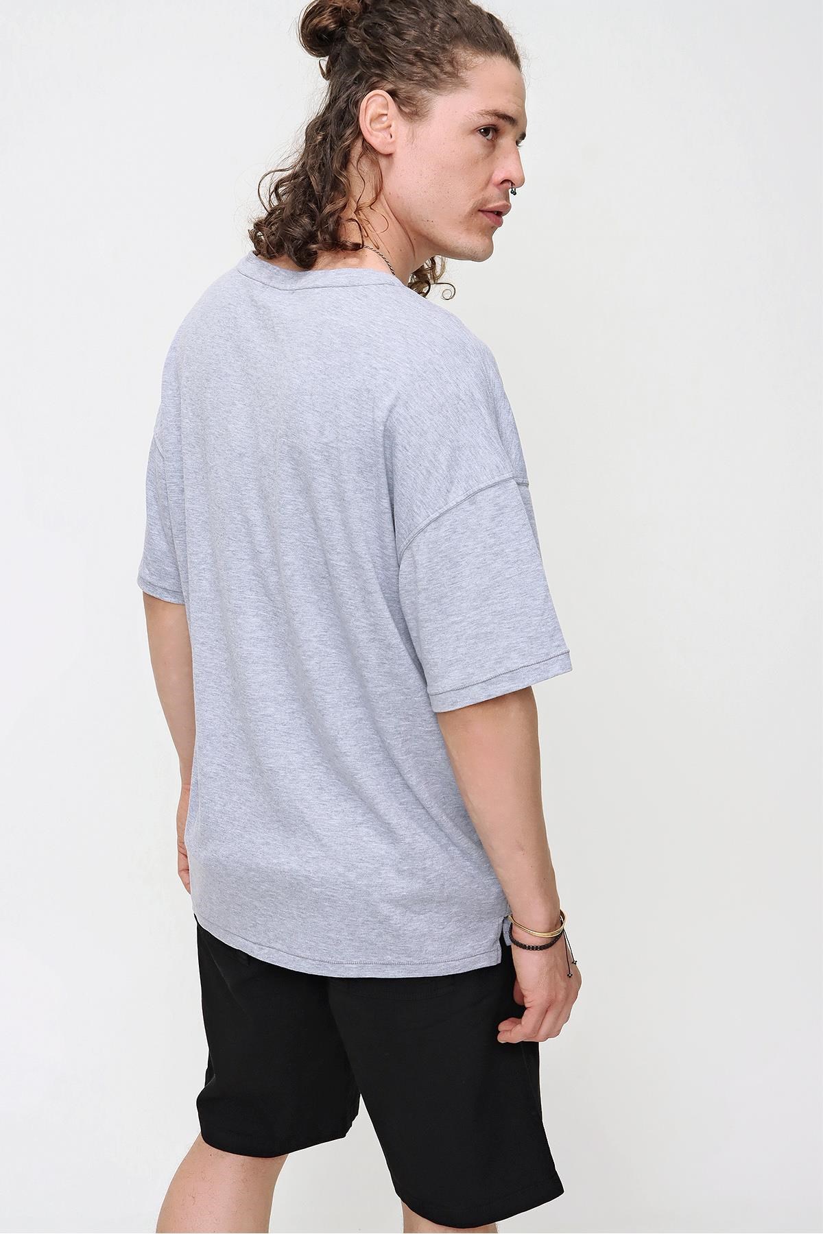 Chuba Erkek Premium Bisiklet Yaka Dokulu Oversize Yırtmaç Detaylı T-Shirt 21S104