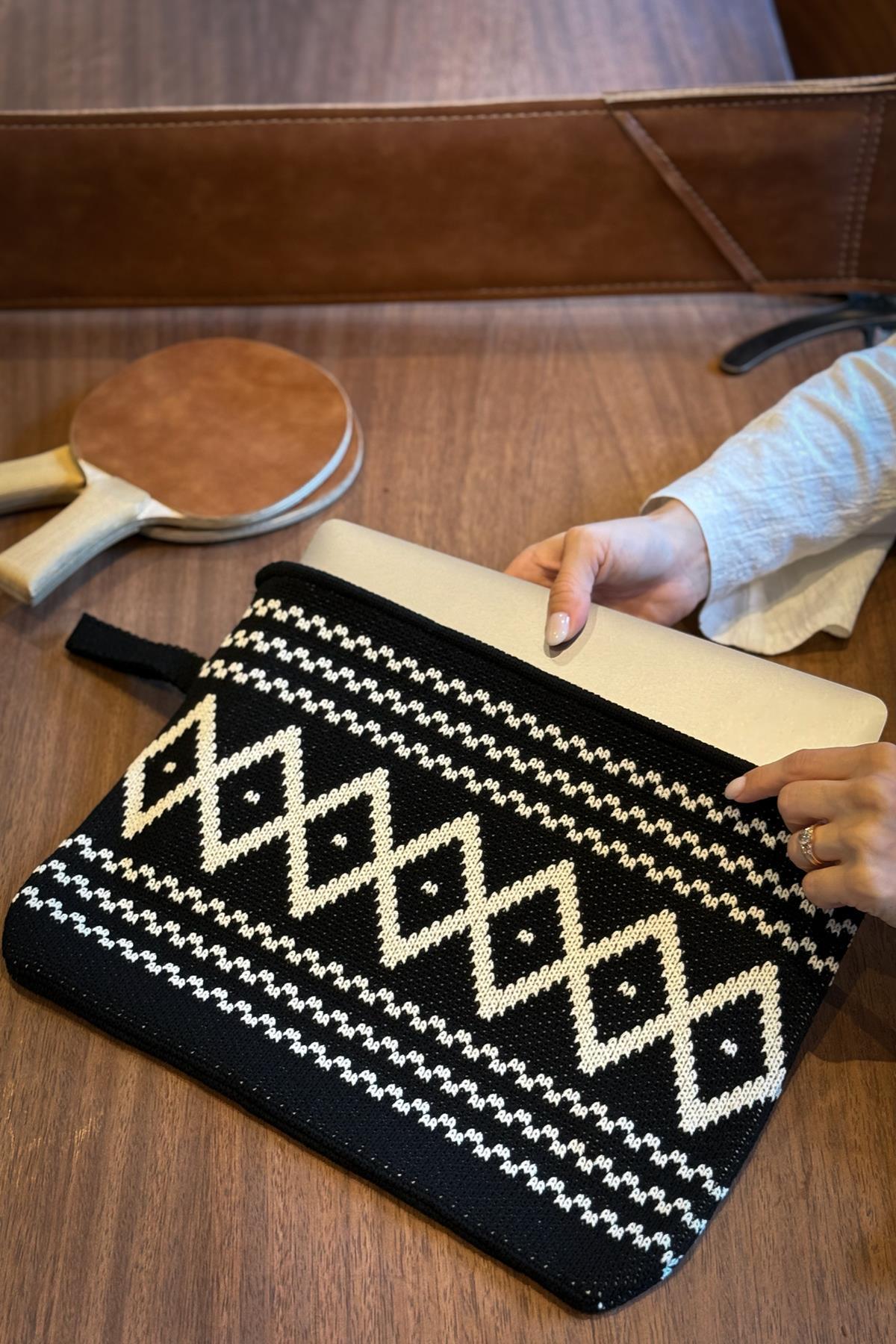 Chuba Etnik Desenli Triko Laptop & Macbook & Tablet Kılıfı 13”-14” Inç Uyumlu Siyah-Vanilya CHAX820