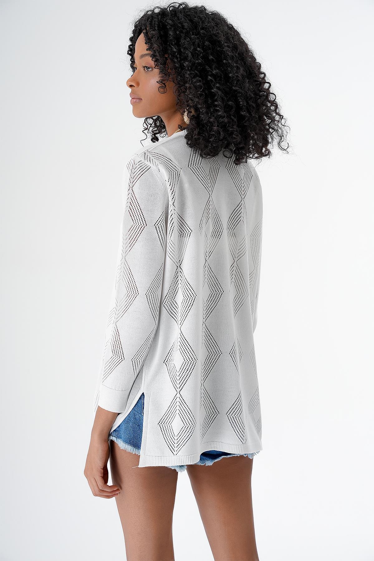 Chuba Kadın Ajurlu Mevsimlik Yırtmaçlı Triko Hırka Beyaz 24S156