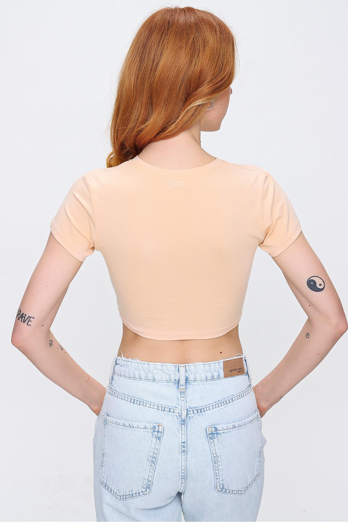 Chuba Kadın Bisiklet Yaka Pamuklu Nakış Detaylı Crop T-Shirt Pudra 21S402