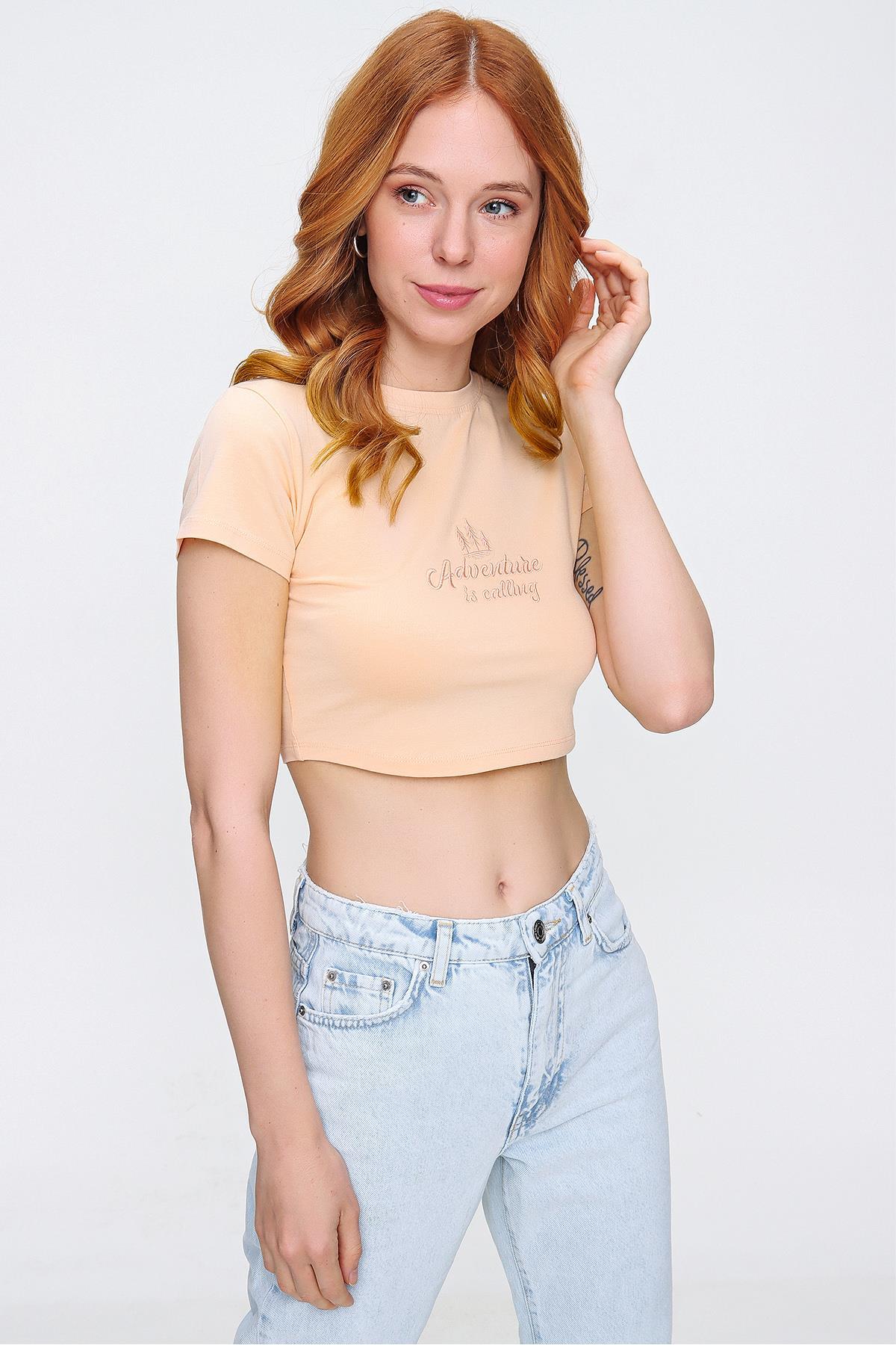 Chuba Kadın Bisiklet Yaka Pamuklu Nakış Detaylı Crop T-Shirt Pudra 21S402