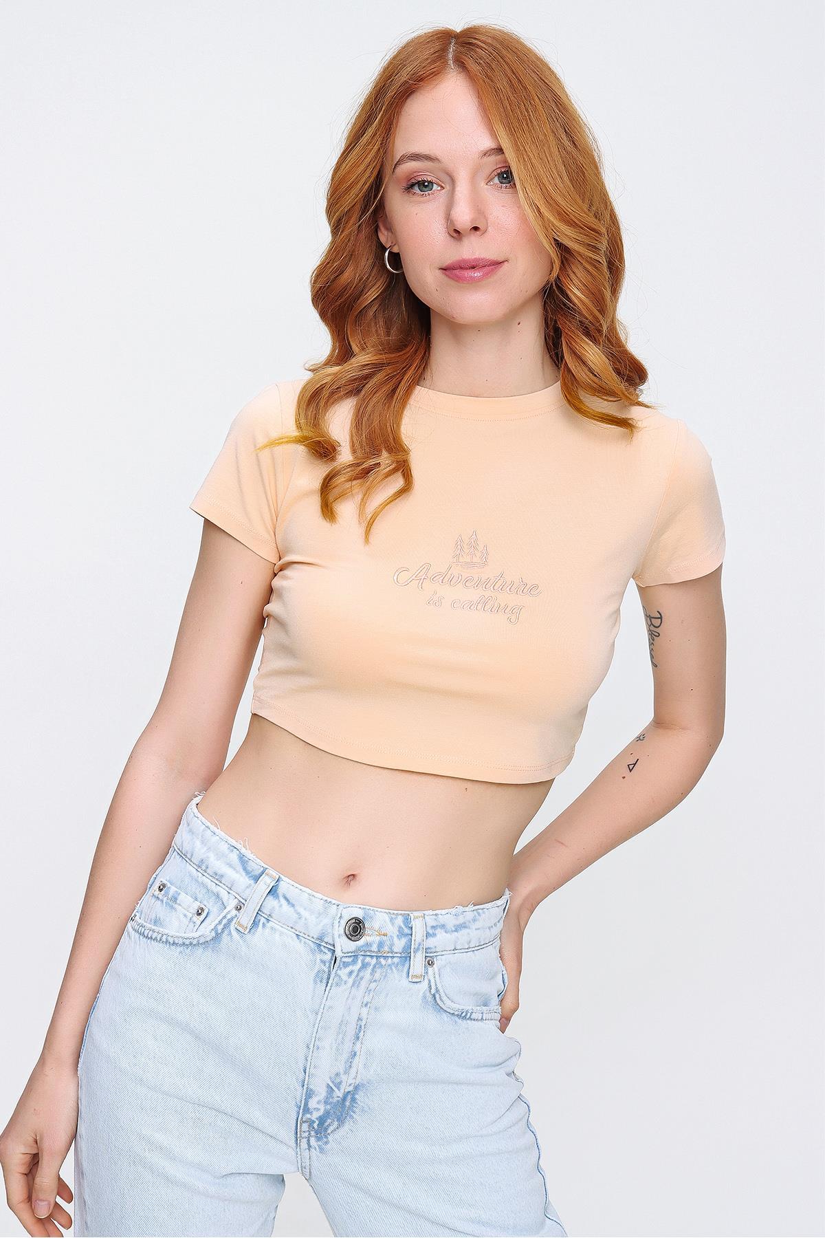 Chuba Kadın Bisiklet Yaka Pamuklu Nakış Detaylı Crop T-Shirt Pudra 21S402