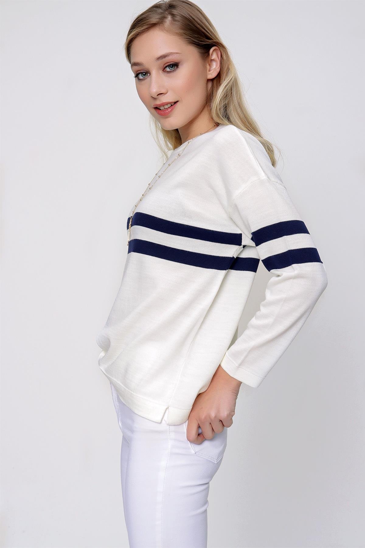 Chuba Kadın Çizgi Detaylı Oversize Triko Kazak Ekru-Lacivert 22WK257