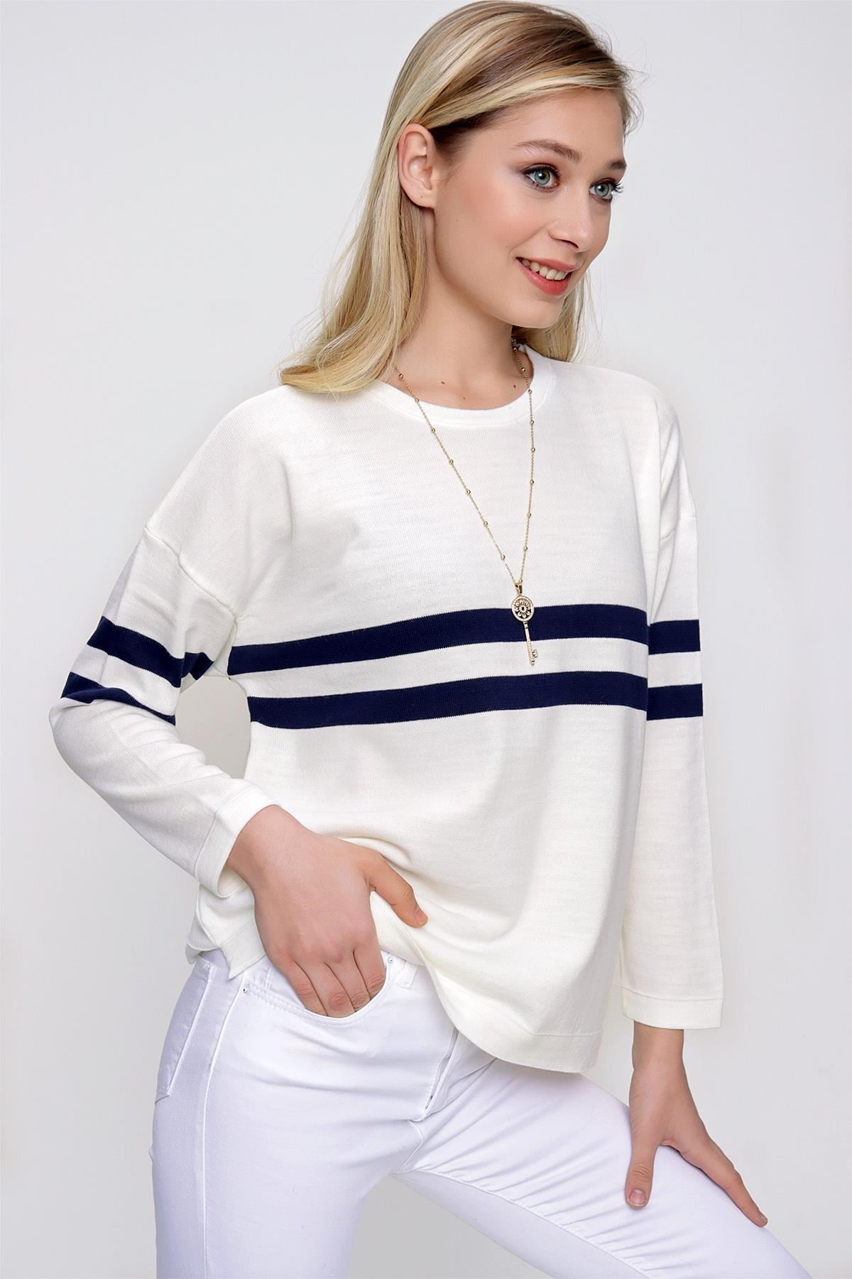 Chuba Kadın Çizgi Detaylı Oversize Triko Kazak Ekru-Lacivert 22WK257