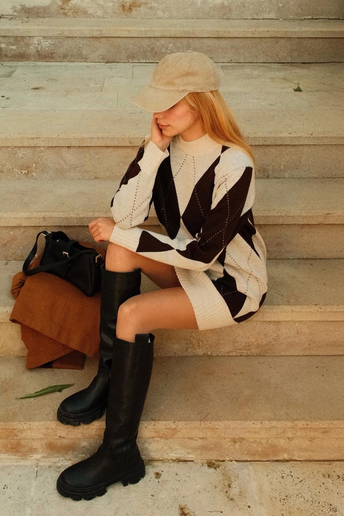 Chuba Kadın Dik Yaka Baklava Desenli Kazak Elbise Bej-Kahve 26W3037