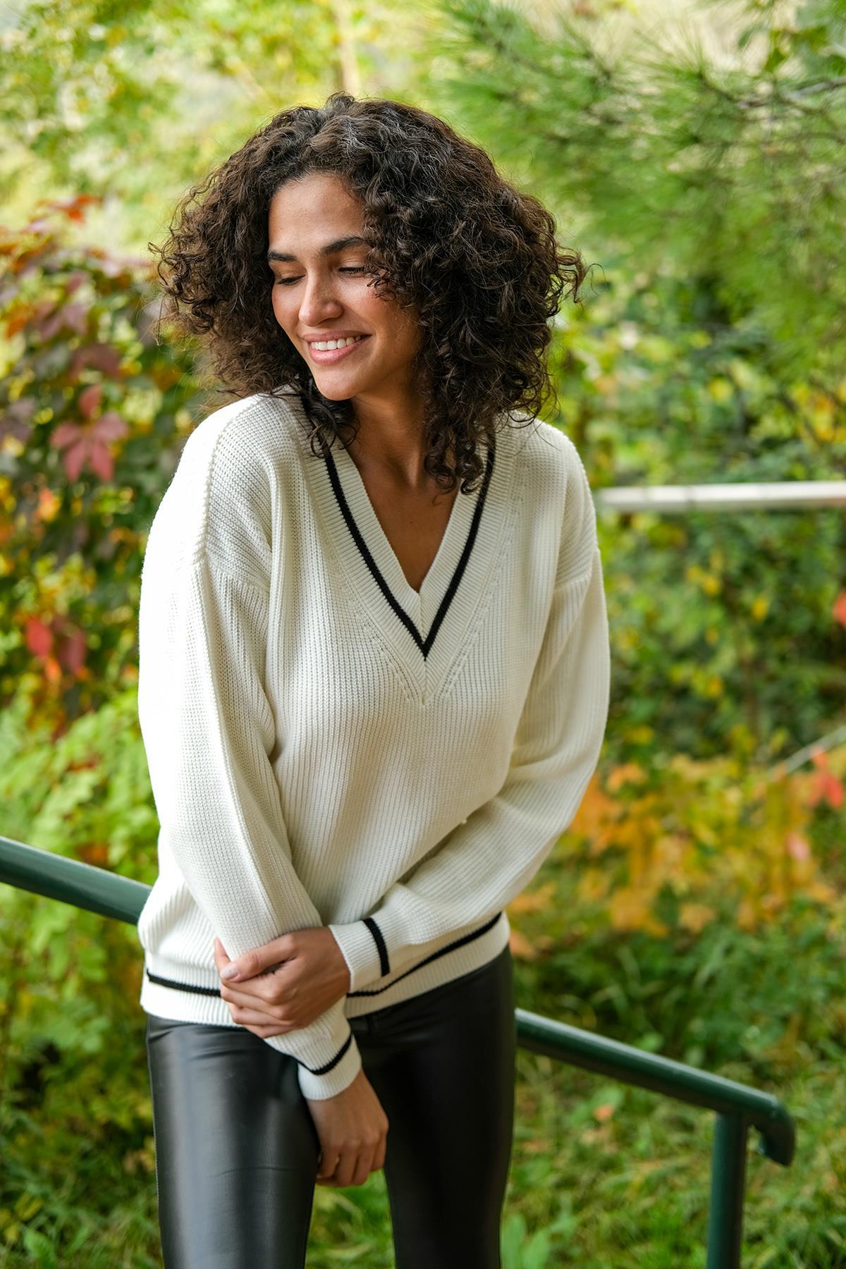 Chuba Kadın Ekru V Yaka Kontrast Çizgi Detaylı Rahat Kalıp Selanik Triko Kazak 22WK209