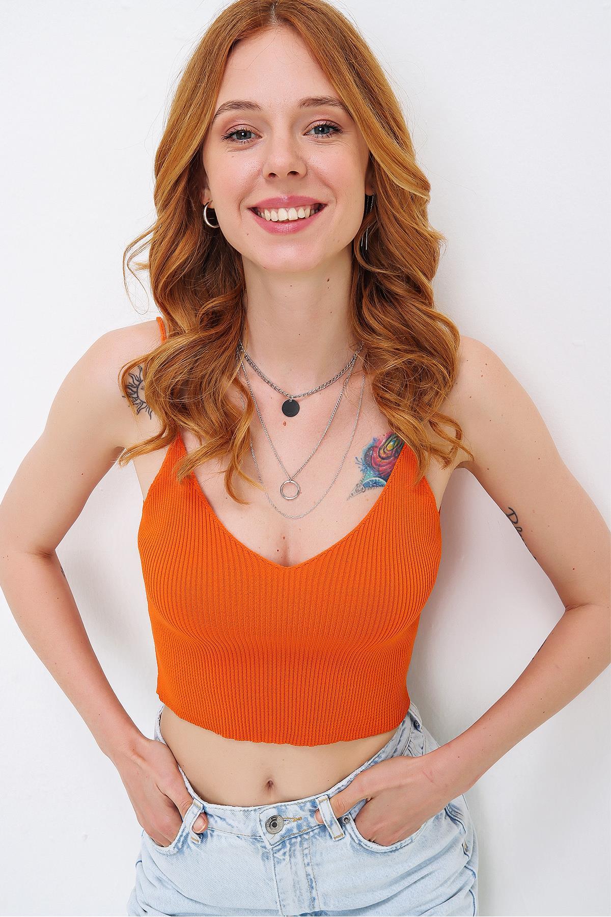 Chuba Kadın İp Askılı V-Neck Turuncu Fitilli Triko Crop Atlet 21S303