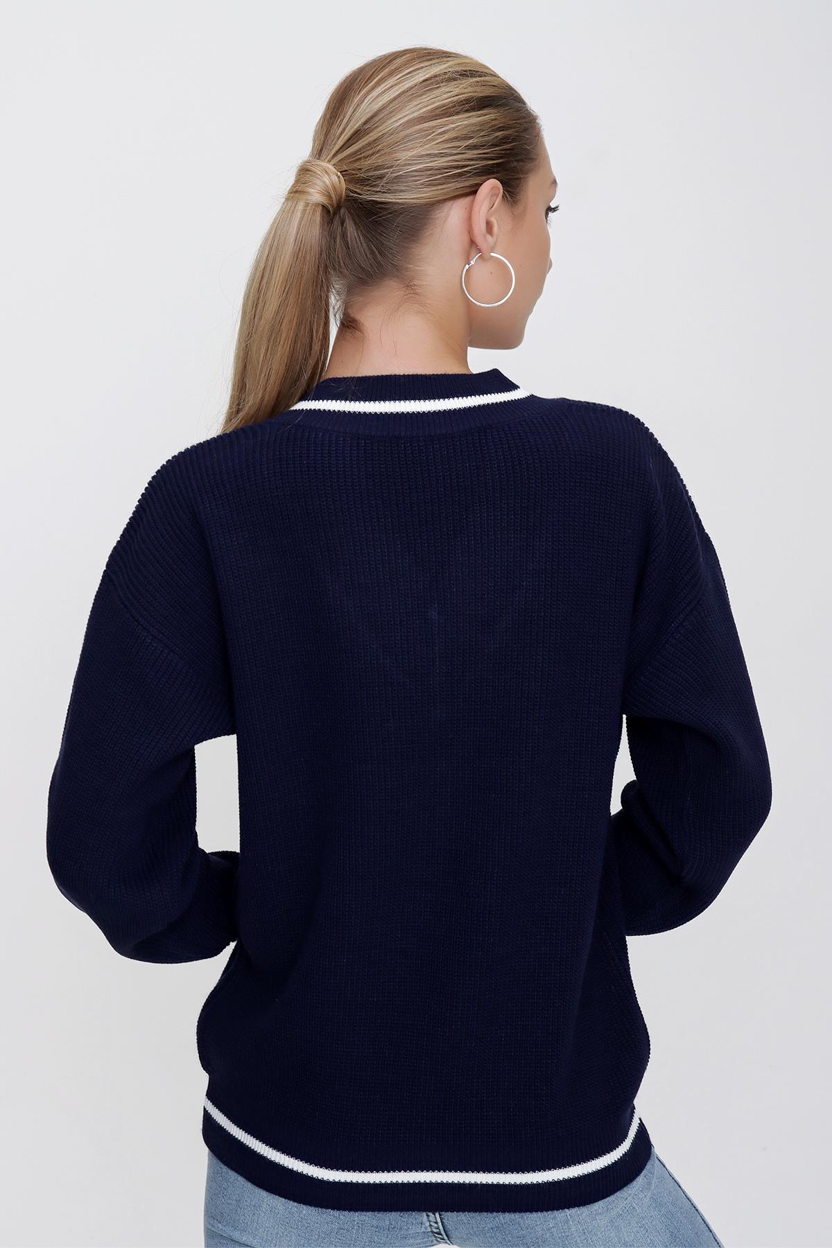 Chuba Kadın Lacivert V Yaka Kontrast Çizgi Detaylı Rahat Kalıp Selanik Triko Kazak 22WK209