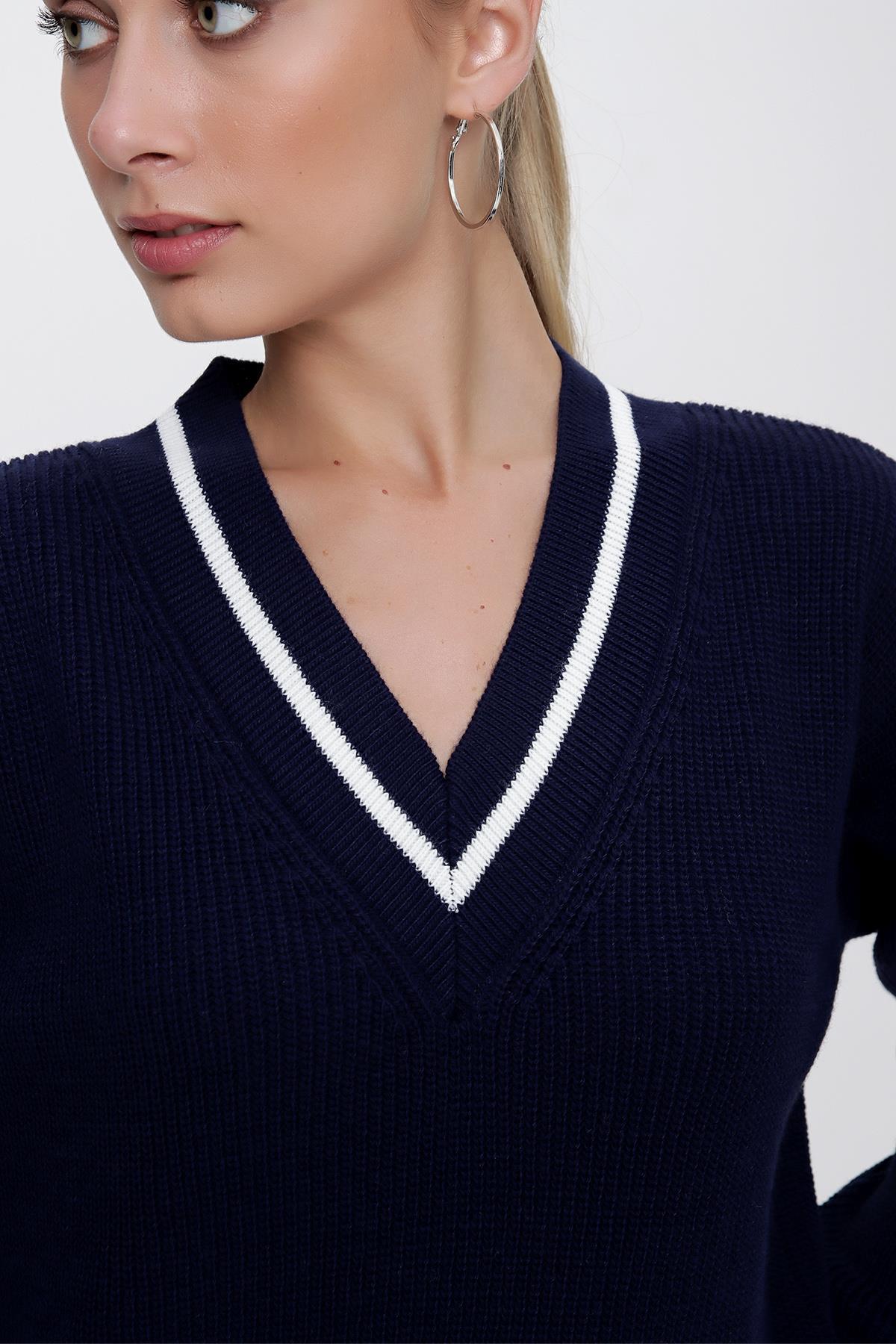 Chuba Kadın Lacivert V Yaka Kontrast Çizgi Detaylı Rahat Kalıp Selanik Triko Kazak 22WK209
