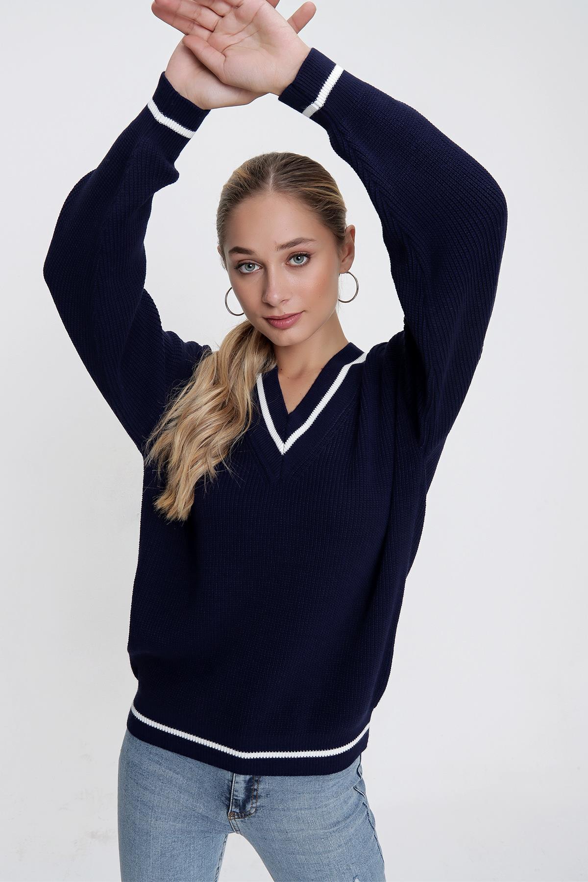 Chuba Kadın Lacivert V Yaka Kontrast Çizgi Detaylı Rahat Kalıp Selanik Triko Kazak 22WK209