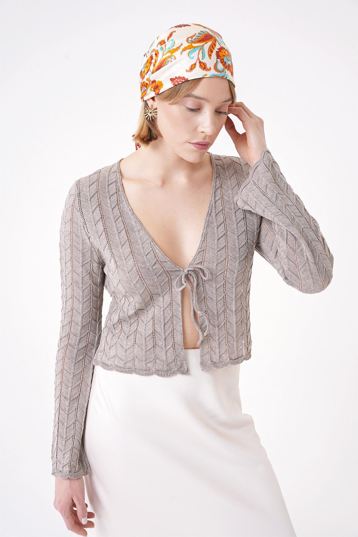 Chuba Kadın V Yaka Ajur Desenli Önde İp Bağlamalı Standart Fit Triko Hırka Vizon 25W3008