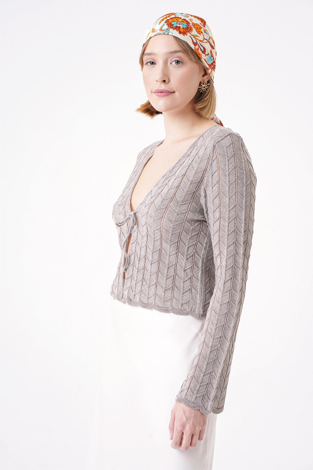 Chuba Kadın V Yaka Ajur Desenli Önde İp Bağlamalı Standart Fit Triko Hırka Vizon 25W3008