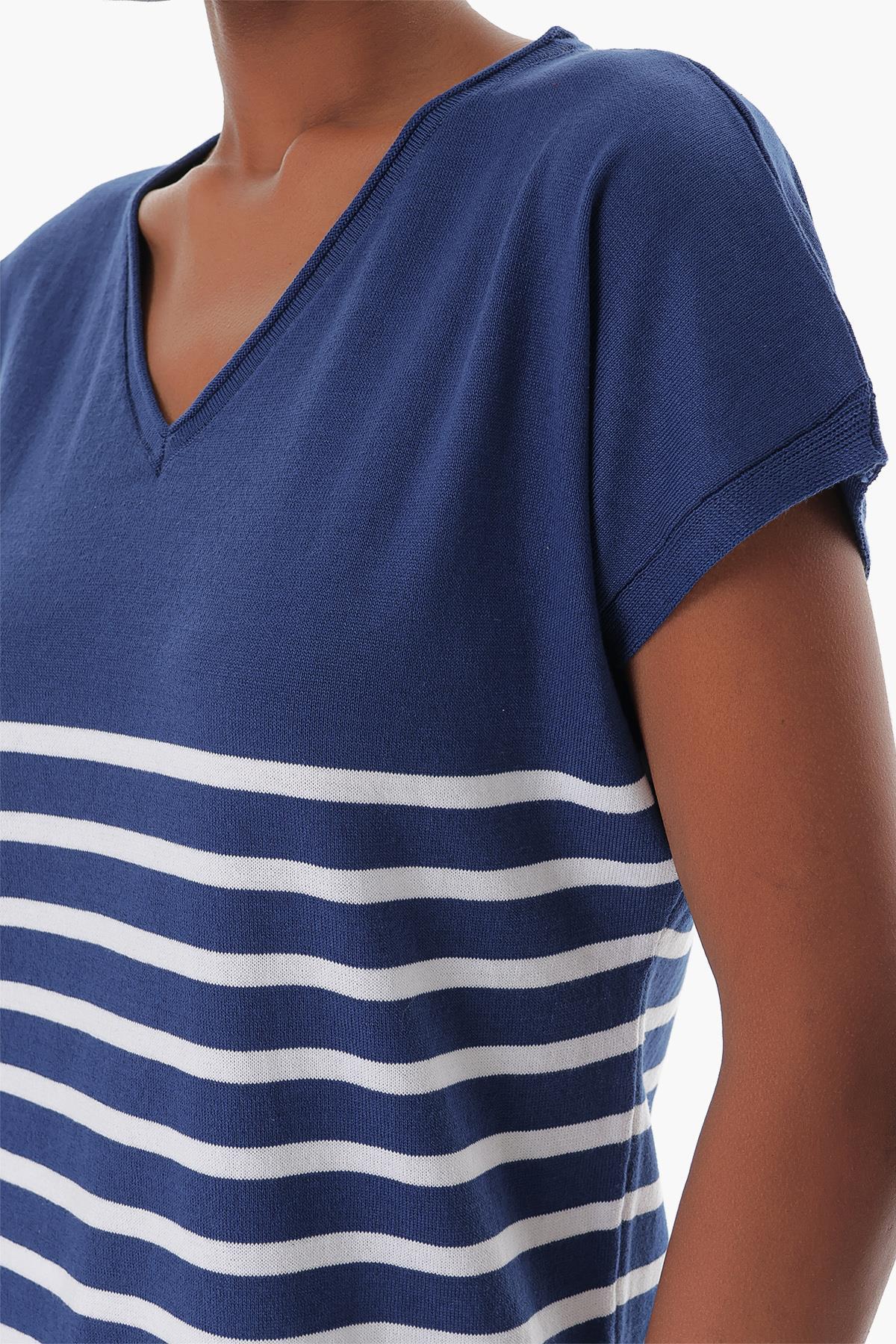 Chuba Kadın V Yaka Çizgili Geniş Kalıp Marin Kısa Kollu İnce Triko T-Shirt Navy-Beyaz 23S1009