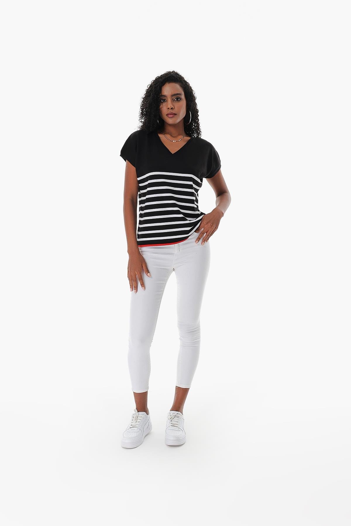 Chuba Kadın V Yaka Çizgili Geniş Kalıp Marin Kısa Kollu İnce Triko T-Shirt Siyah-Beyaz 23S1009
