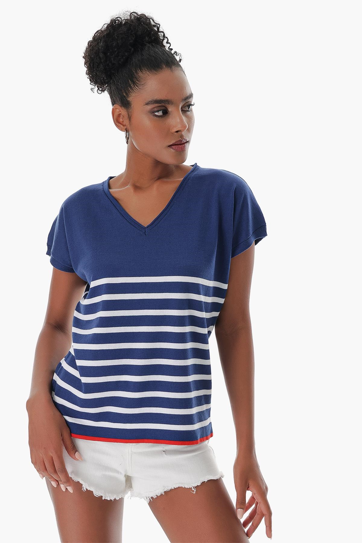 Chuba Kadın V Yaka Çizgili Geniş Kalıp Marin Kısa Kollu İnce Triko T-Shirt Navy-Beyaz 23S1009