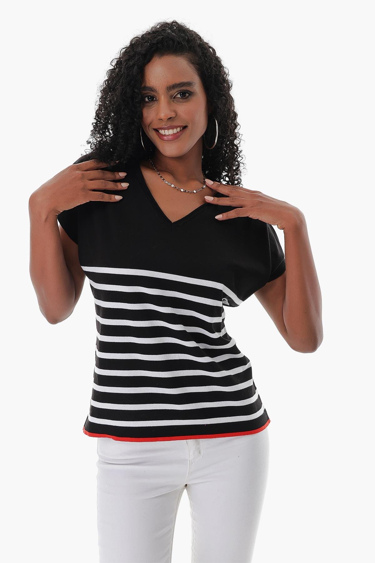 Chuba Kadın V Yaka Çizgili Geniş Kalıp Marin Kısa Kollu İnce Triko T-Shirt Siyah-Beyaz 23S1009