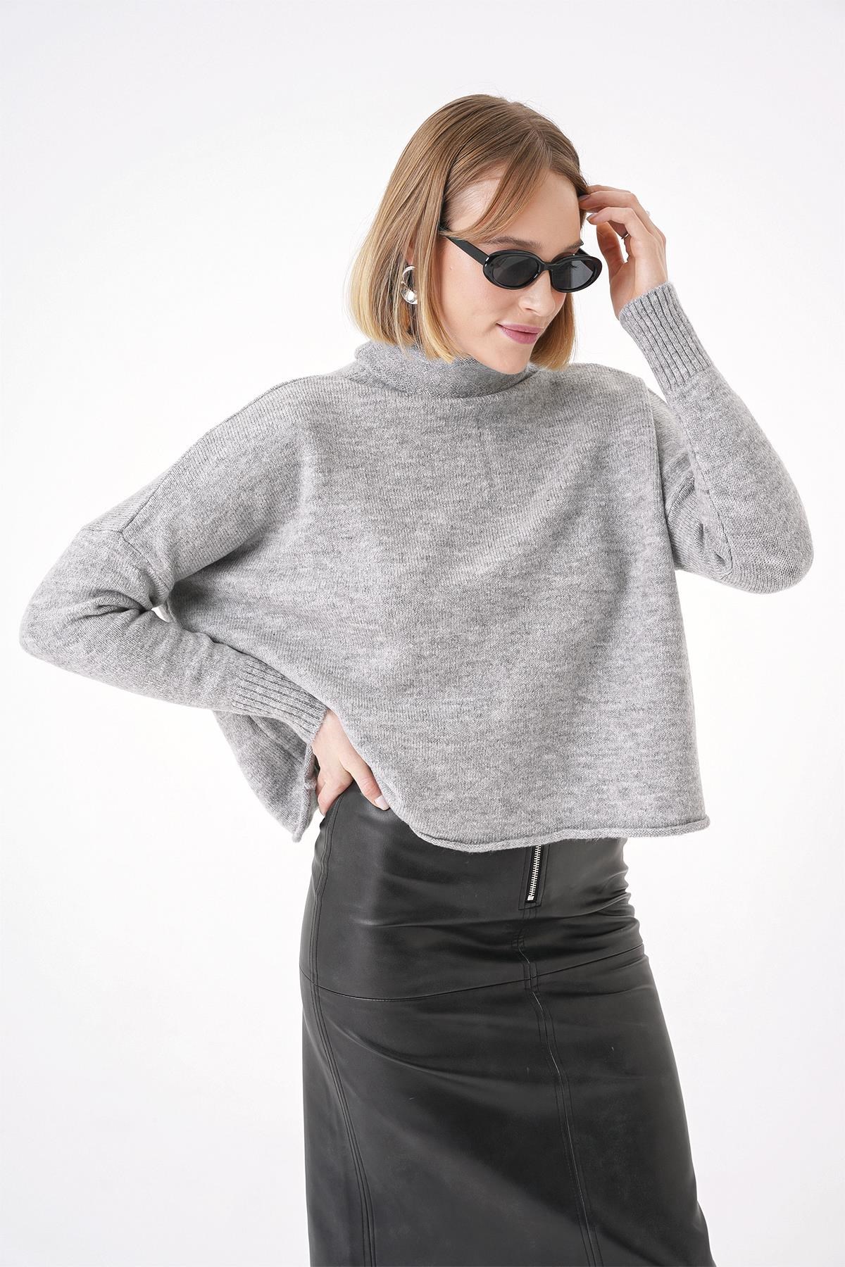 Chuba Kadın Yumuşak Dokulu Oversize Balıkçı Yaka Triko Kazak Gri 25W3014