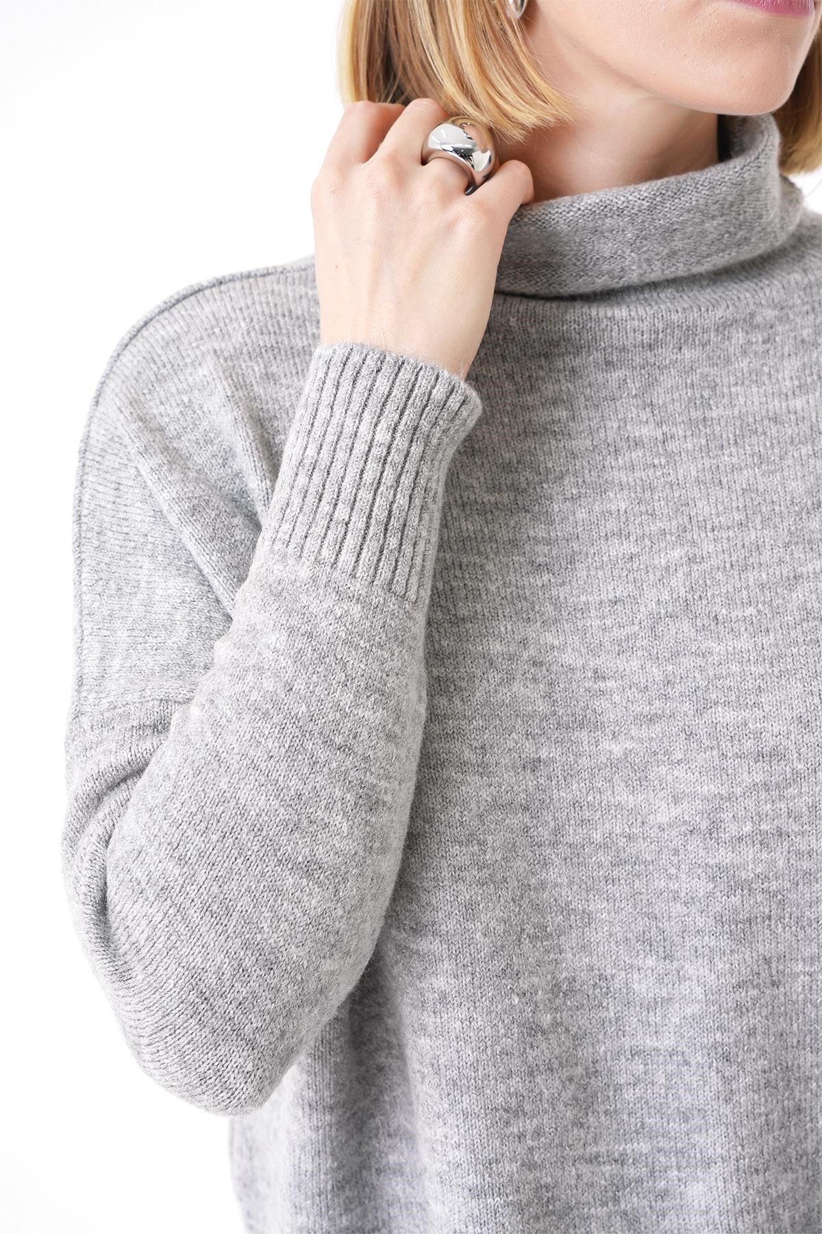Chuba Kadın Yumuşak Dokulu Oversize Balıkçı Yaka Triko Kazak Gri 25W3014