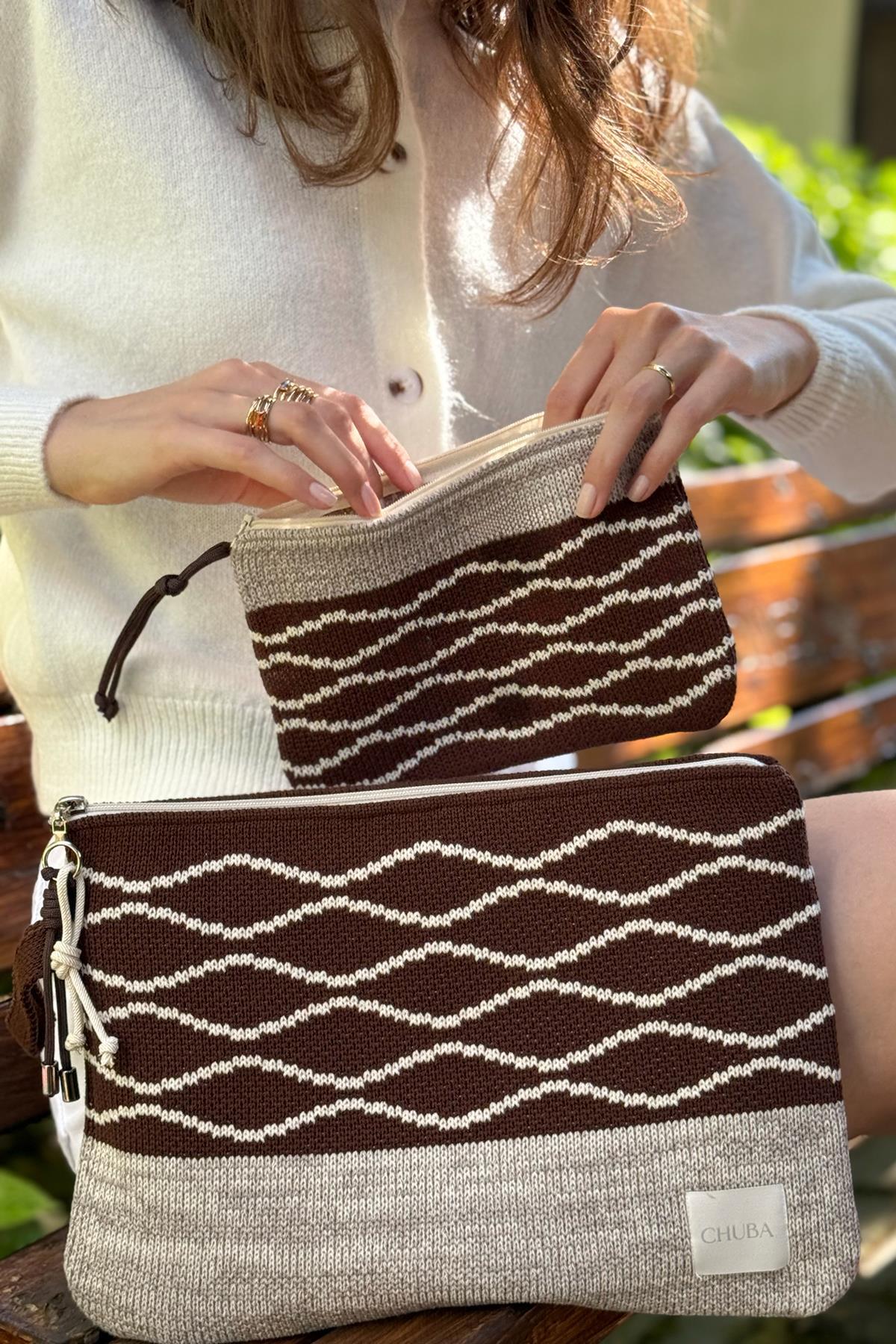 Chuba Renkli Dalga Desenli Aksesuarlı Triko Laptop &Macbook & Tablet Kılıfı ve El Çantası Seti 13”-14” Inç Uyumlu Kahve-Vizon CHAX821