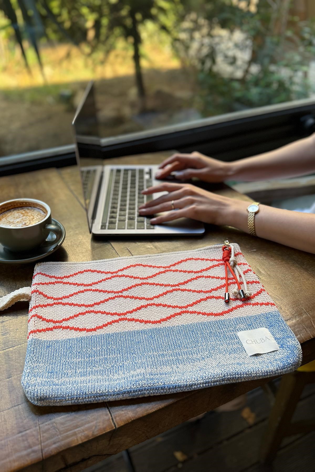 Chuba Renkli Dalga Desenli Aksesuarlı Triko Laptop &Macbook & Tablet Kılıfı ve El Çantası Seti 13”-14” Inç Uyumlu Vanilya-Indigo CHAX821